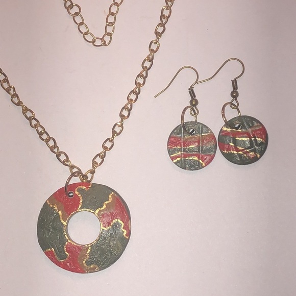 Jewelry - Elegant Gold Tone Green and Red Pendant Necklace Set